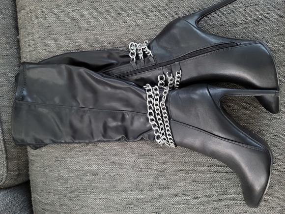 Black Boots - Picture 3 of 7